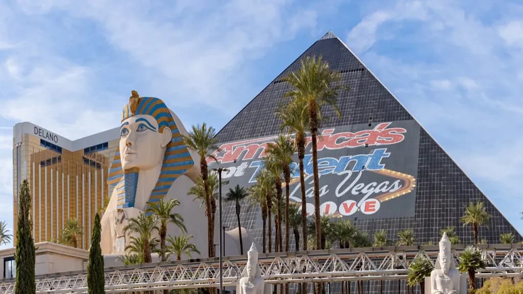 피라미드 속의 판타지, 룩소 호텔 카지노(Luxor Hotel Casino)