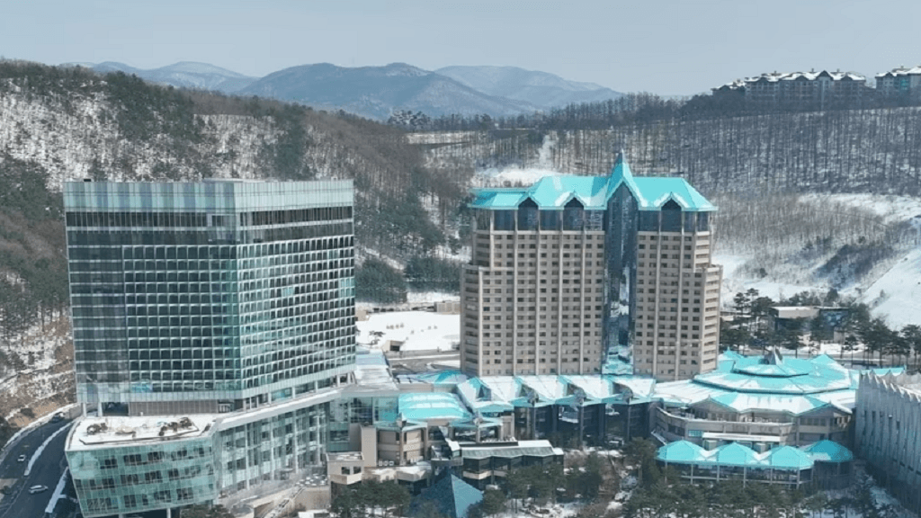 체질 개선 나선 강원랜드, 규제 완화와 AI 혁신으로 '2028 퀀텀 점프' 노린다